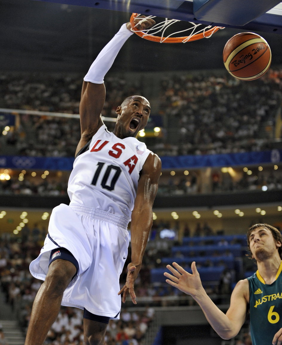 Kobe Bryant, który zginął tragicznie wraz ze swoją córką w styczniu 2020 roku, był jedną z gwiazd amerykańskiej kadry koszykarzy, którą poprowadził do złota olimpijskiego. Pierwszego od ośmiu lat.
