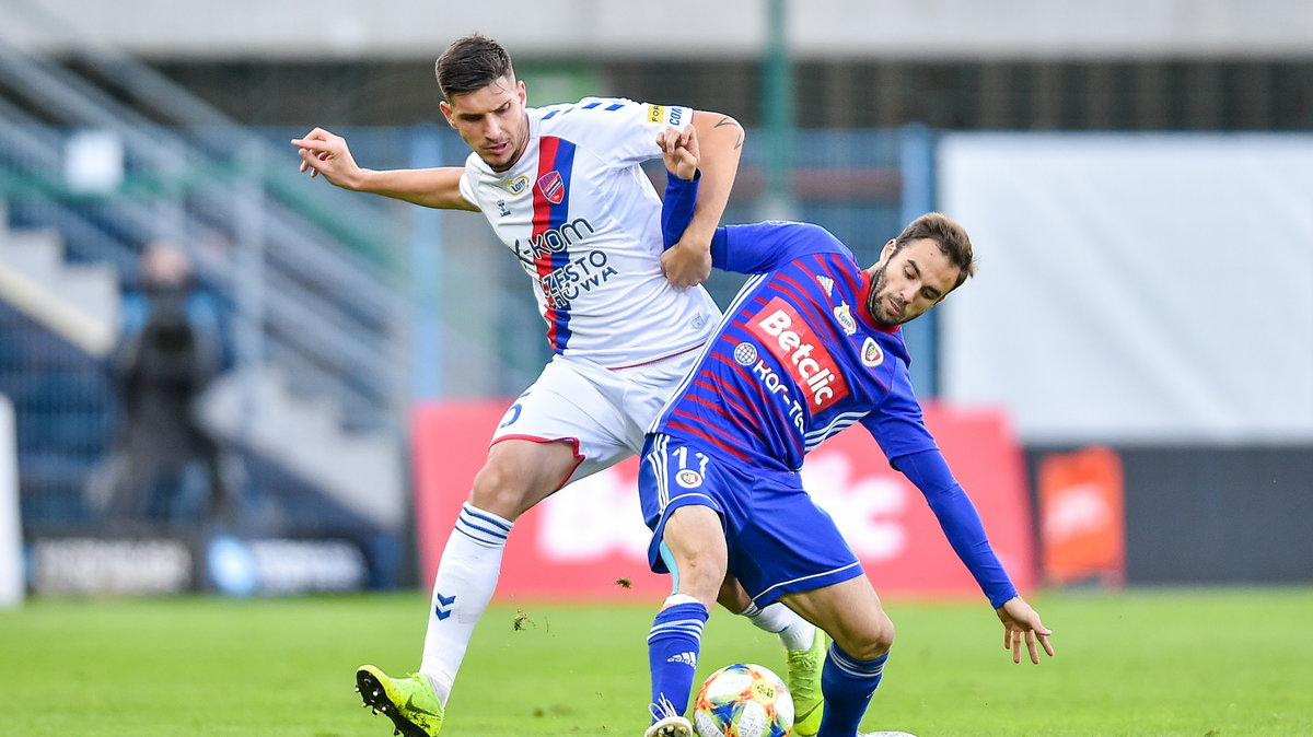 Emir Azemović (Raków Częstochowa) i Jorge Felix (Piast Gliwice)