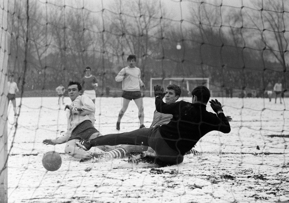 Waldemar Słomiany podczas meczu 1/8 finału Pucharu Niemiec Schalke - Eintracht Brunszwik (2:3) 24.02.1968r. Atakują piłkarze Eintrachtu, Słomiany asekuruje swojego bramkarza