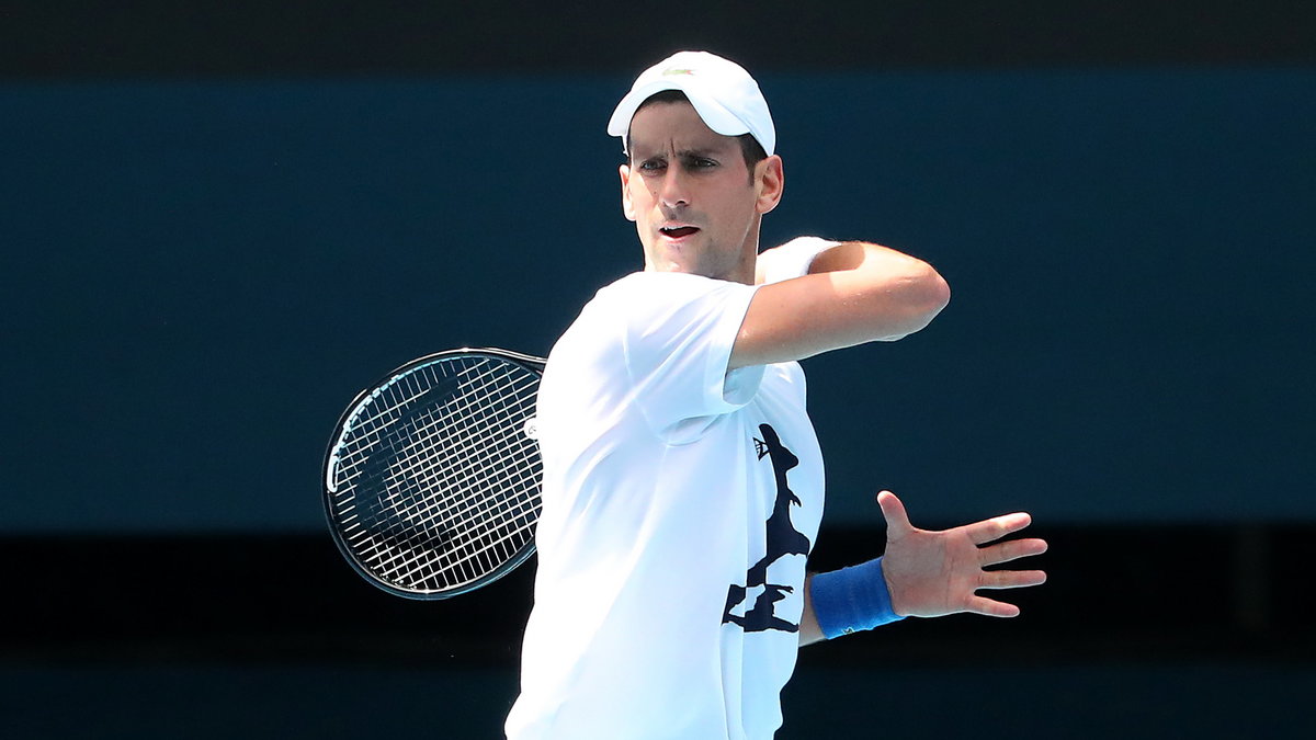 Novak Djoković w trakcie treningów na kortach w Melbourne w styczniu 2022 r.