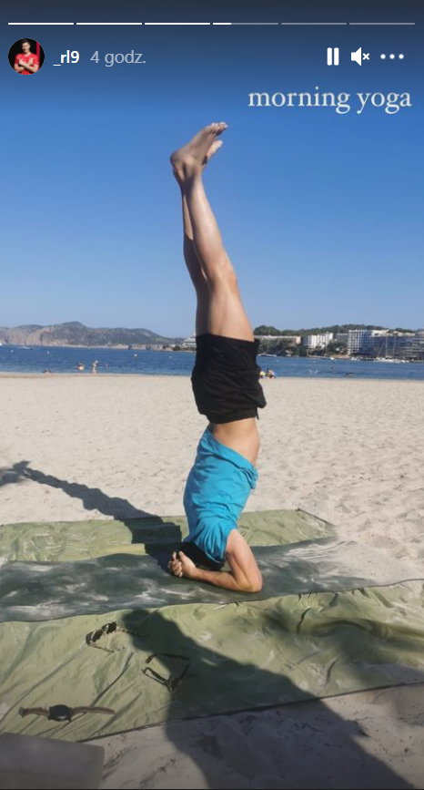 Robert Lewandowski uprawia jogę na plaży