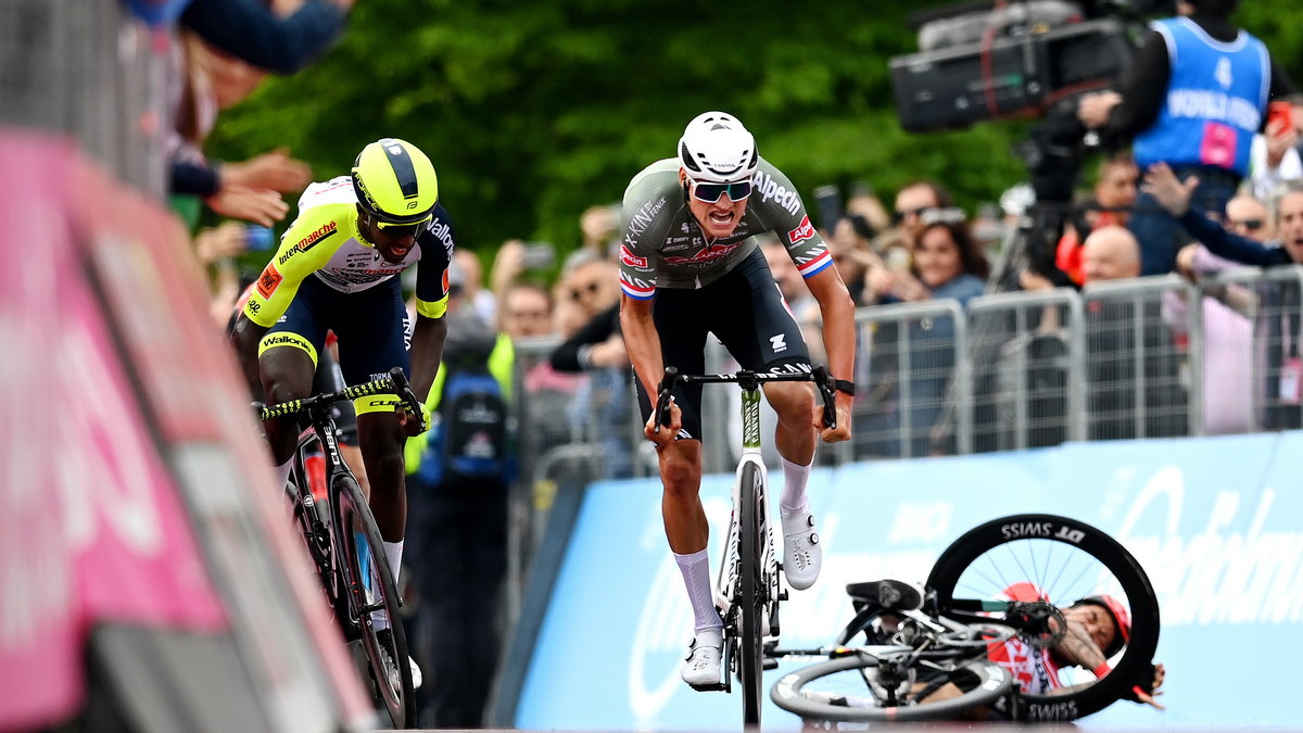 Mathieu Van der Poel wygrywa 1. etap Giro d'Italia 2022