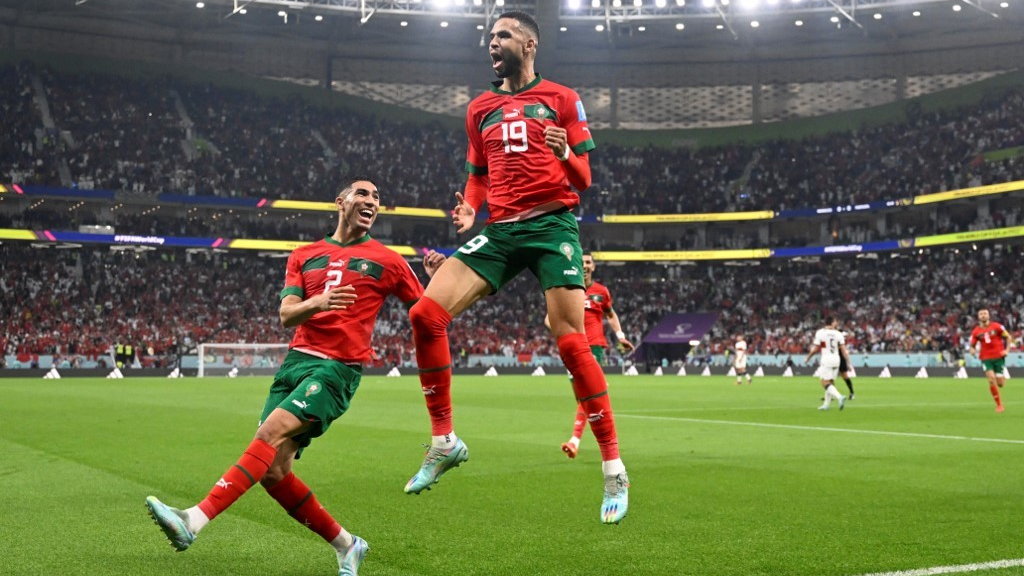 Youssef En-Nesyri i Achraf Hakimi cieszą się po golu strzelonym Portugalii w ćwierćfinale mistrzostw świata