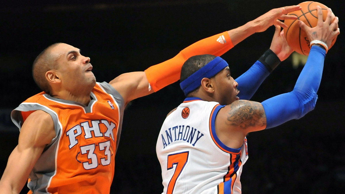 Grant Hill blokuje Carmelo Anthony'ego