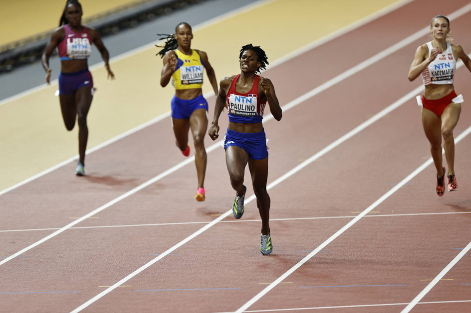 Natalia Kaczmarek finiszuje druga (49.57). Wygrała Marileidy Paulino (48.76), a trzecia była Sada Williams (49.60).