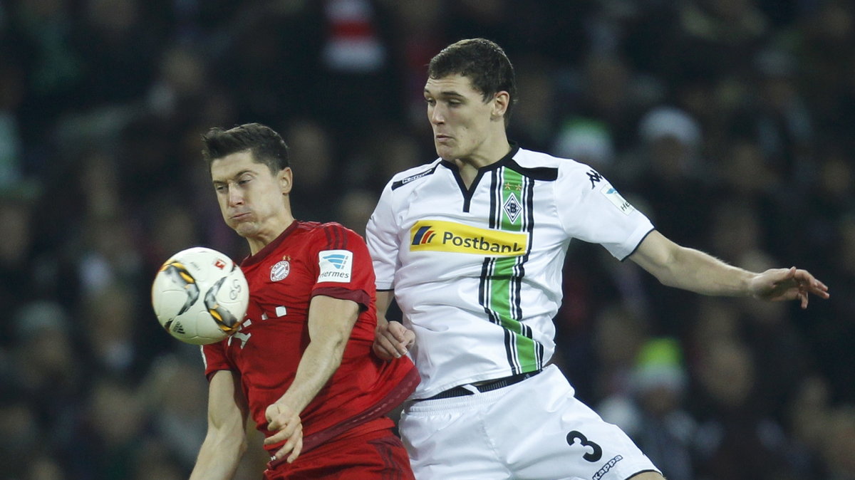 Andreas Christensen (z prawej) w walce z Robertem Lewandowskim