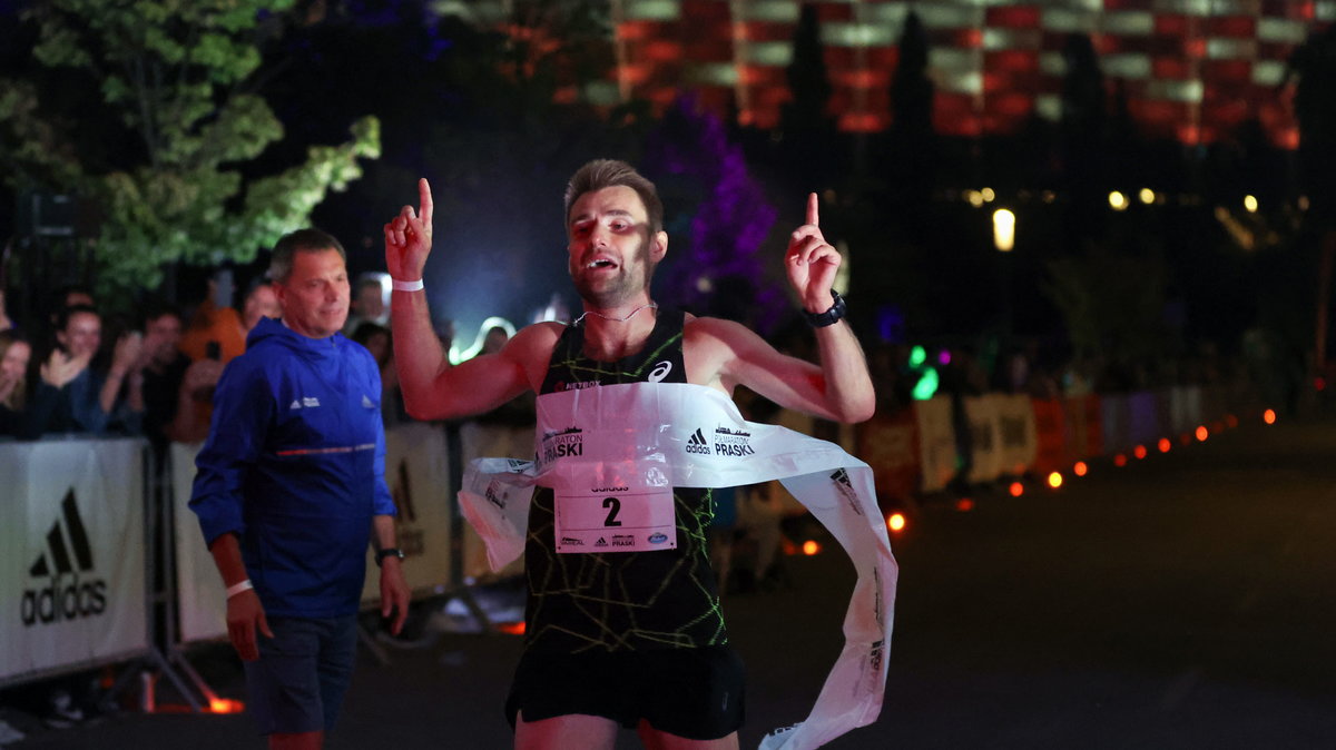 Adam Nowicki na mecie 7. adidas Nocnego Półmaratonu Praskiego