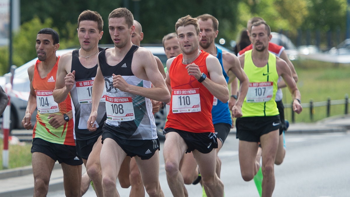 O medale mistrzostw kraju w maratonie powalczą m.in. Szymon Kulka (drugi z lewej), Tomasz Grycko (nr 108) i trzeci w ub. roku Adam Nowicki (nr 110).