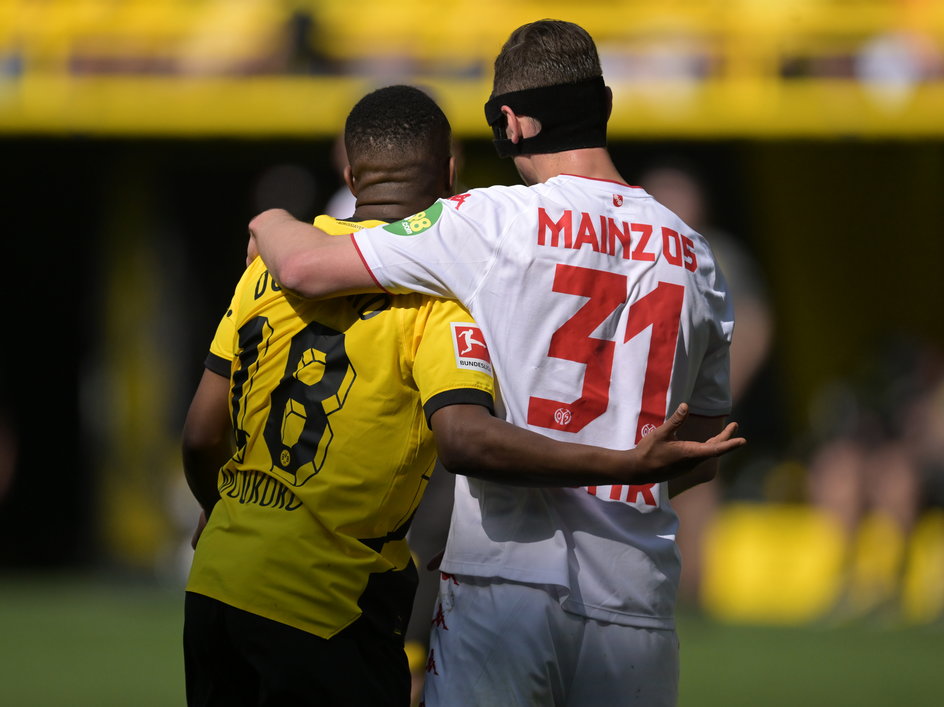 Boussoufa Moukoko (z lewej) i Dominik Kohr. (27.05.2023 r., Borussia Dortmund 2:2 FSV Mainz).