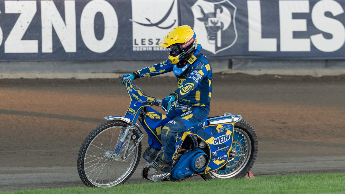 Nicki Pedersen zjeżdżający z toru w Lesznie