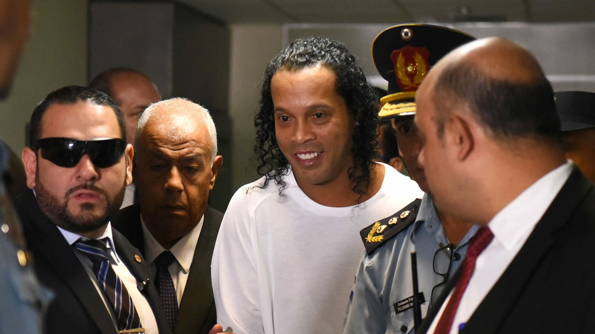 Uśmiechnięty Ronaldinho w towarzystwie paragwajskich policjantów