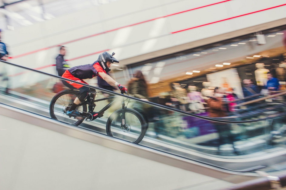 Bartosz Giemza zajął  w zeszłym sezonie 4. miejsce w klasyfikacji generalnej Downmall Tour (odpowiednik Pucharu Świata). Zawodnik spadł z pierwszej pozycji po tym jak w ostatniej rundzie złapał kapcia.