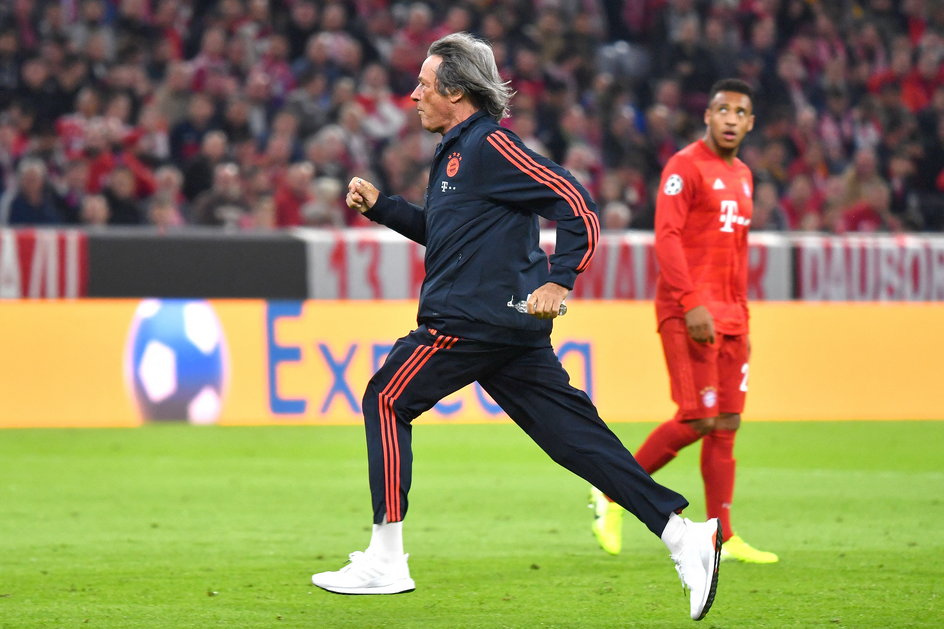 Hans-Wilhelm Muller-Wohlfahrt podczas meczu Bayernu Monachium z Crveną Zvezdą Belgrad w Lidze Mistrzów