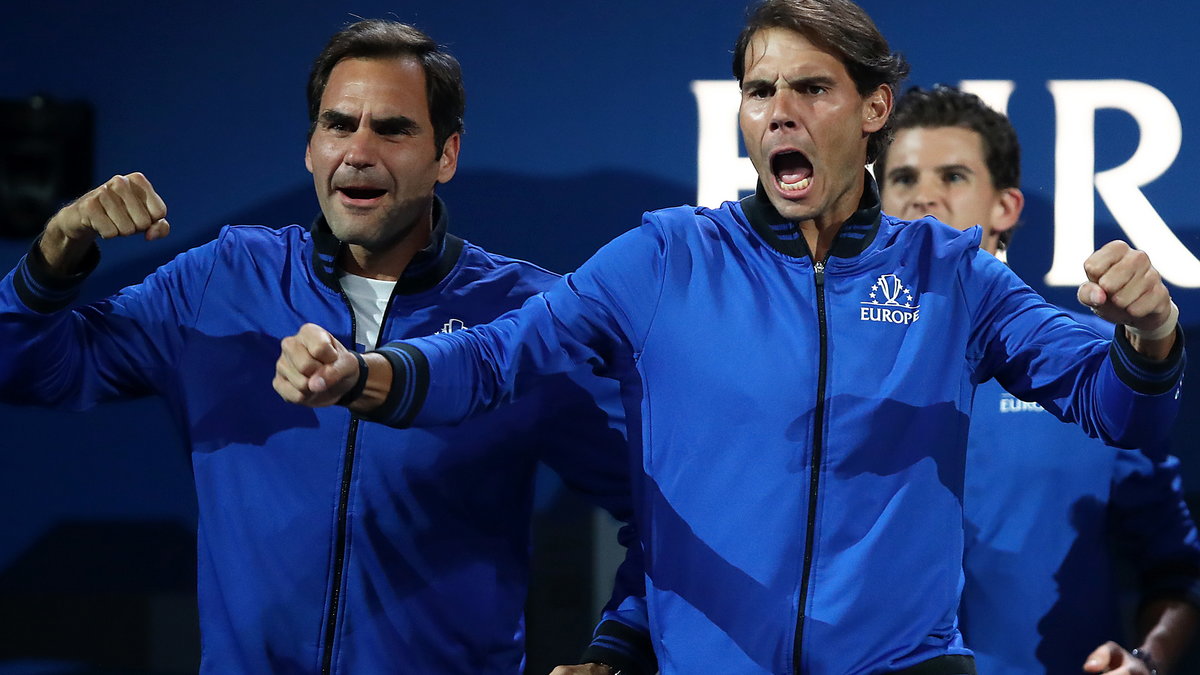 Roger Federer (z lewej) i Rafael Nadal (z prawej) podczas Pucharu Lavera w 2019 r.