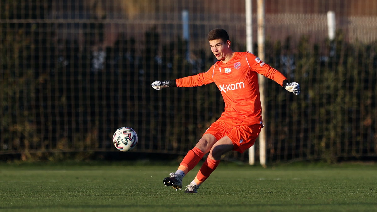 Kacper Trelowski ma niespełna 19 lat, a w dorobku już cztery trofea wywalczone w barwach Rakowa. Młody bramkarz powoływany był tez na zgrupowania reprezentacji Polski do lat 19 oraz 21.