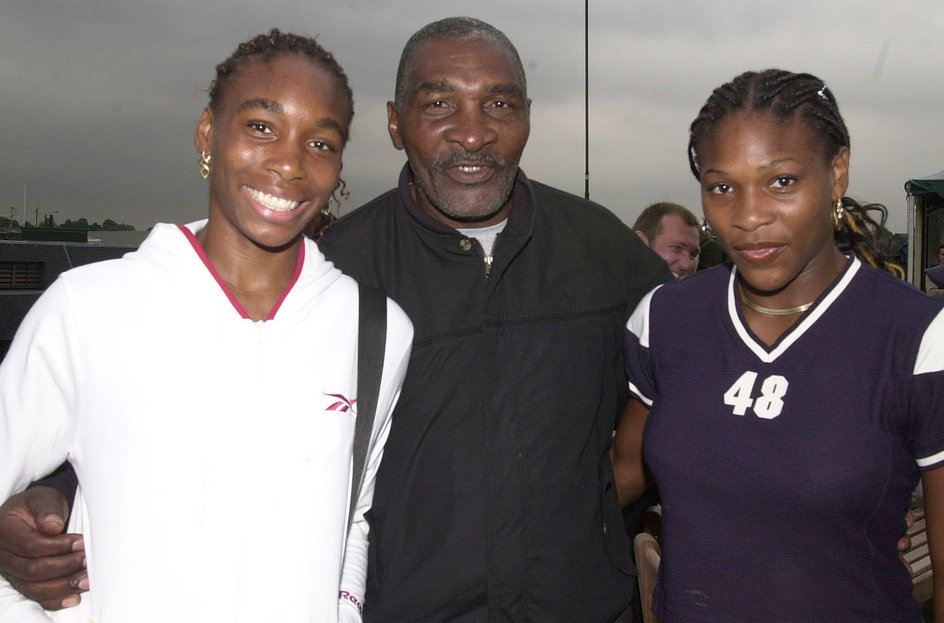 Po lewej stronie Venus Williams, po prawej Serena z ojcem Richardem w 2000 r. 