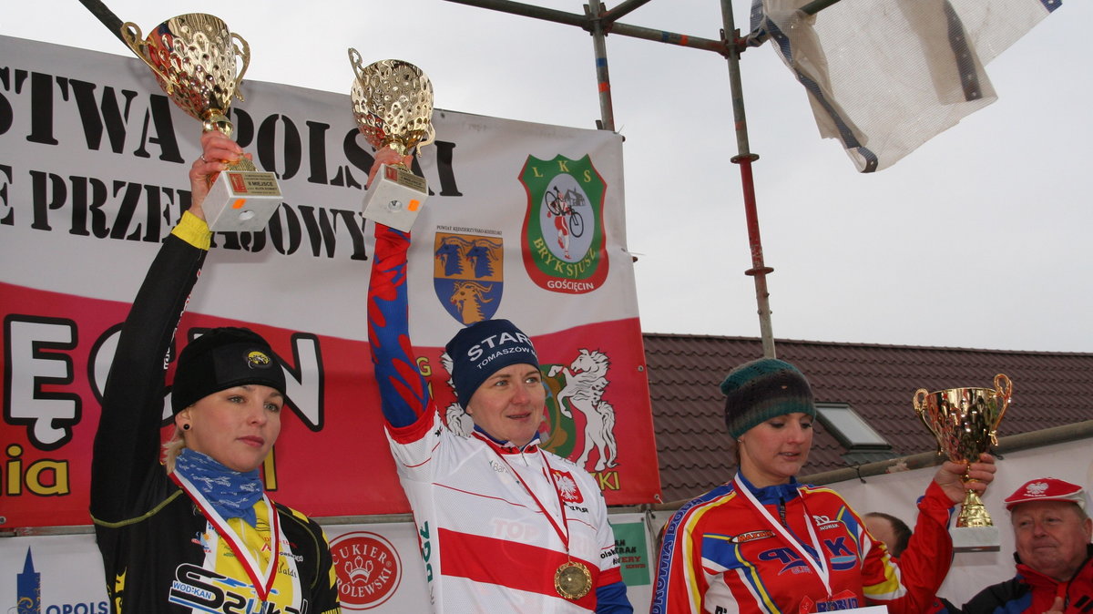 Marzena Wasiuk, Dorota Warczyk i Magdalena Pyrgies na podium MP