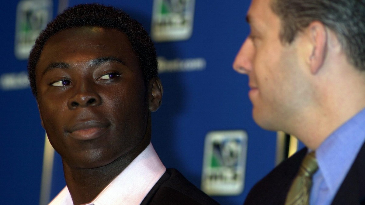 Amerykanin Freddy Adu. Pewnie go kojarzycie, bo miał być cudownym dzieckiem soccera. Jako 12-latek występował w programie Davida Lettermana, a niedługo później nagrywał klip reklamowy z legendarnym Pele. Twoje umiejętności piłkarskie to dar od Boga – słysz