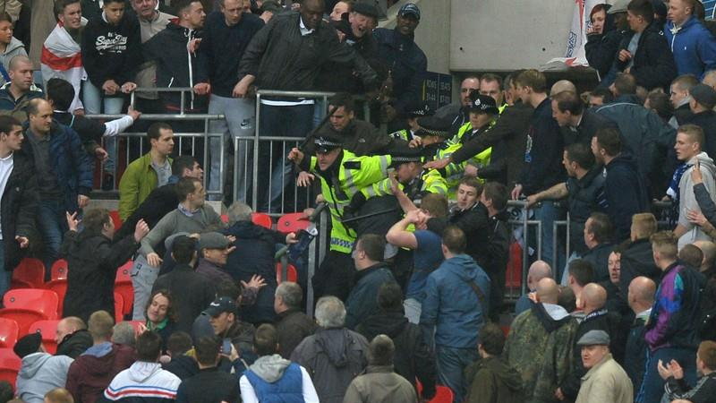 Millwall - Wigan. Starcie kibiców z policją