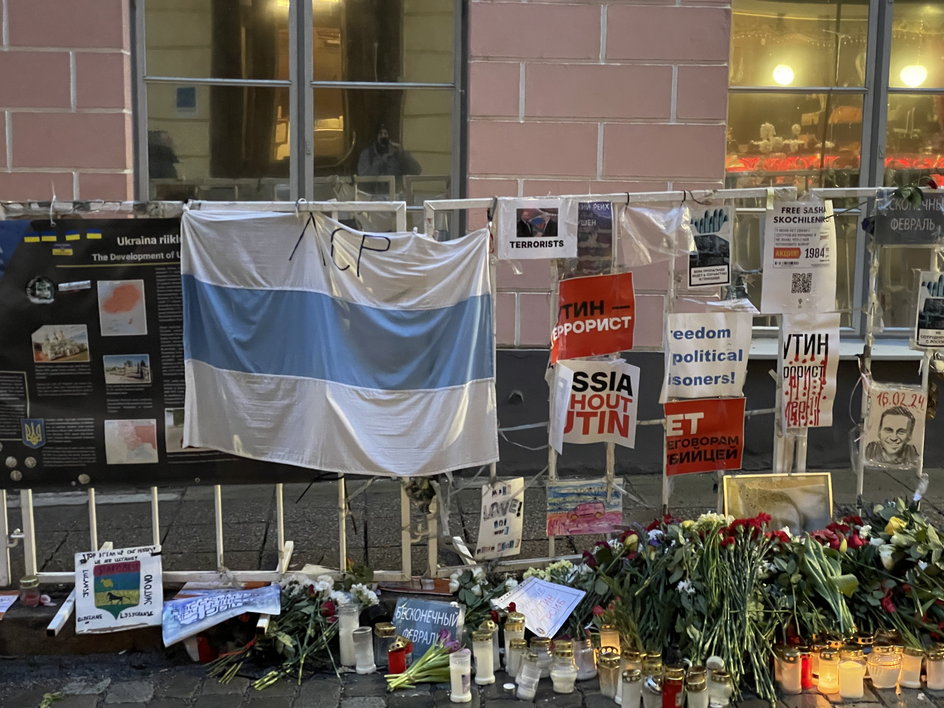 Kwiaty pod ambasadą Rosji przy portrecie Alieksieja Nawalnego