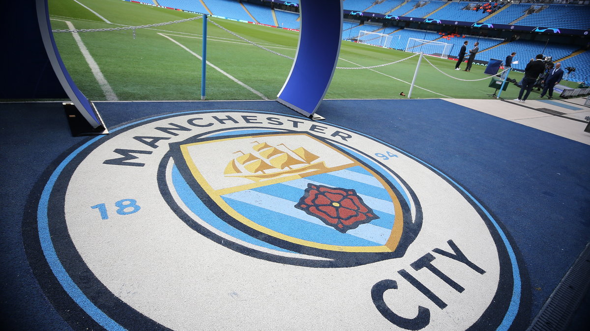 Logo Manchesteru City na stadionie Etihad
