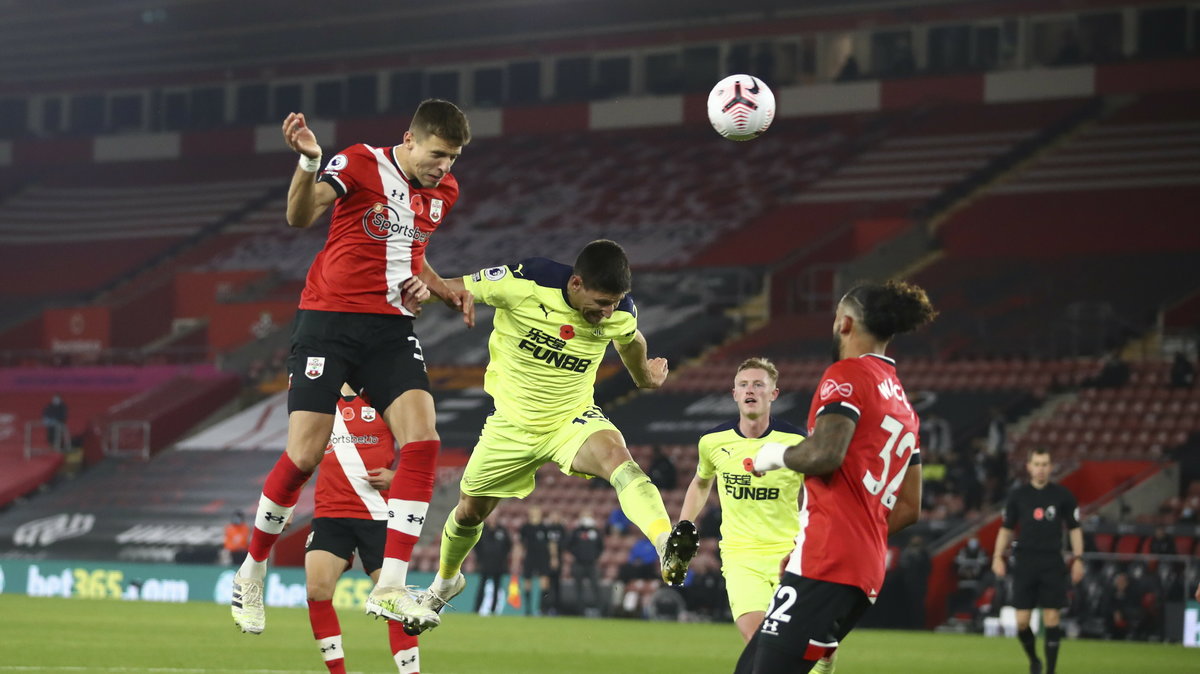 Jan Bednarek chwilę po główce na bramkę Newcastle United