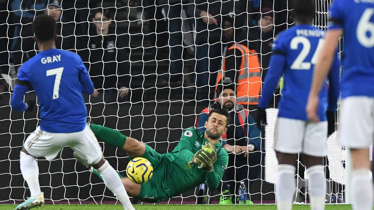 Łukasz Fabiański w meczu z Leicester