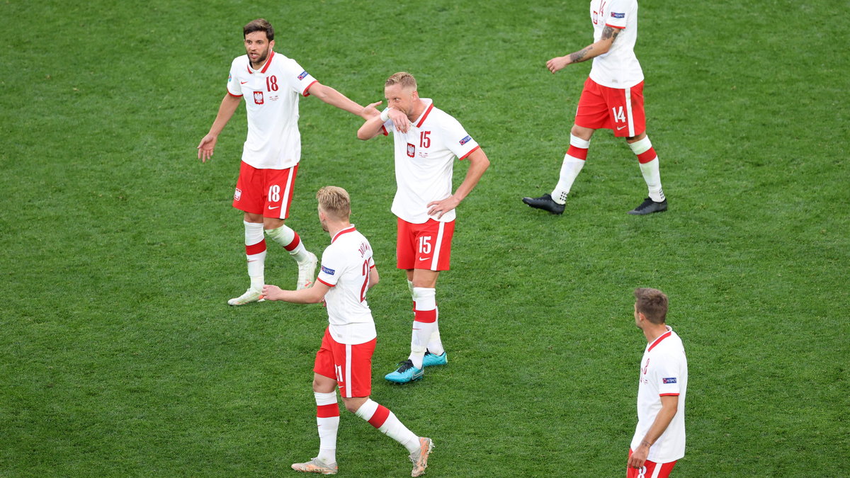 Od lewej: Bartosz Bereszyński, Kamil Jóźwiak i Kamil Glik. Wszyscy byli zamieszani w stratę pierwszego gola w meczu ze Słowacją.