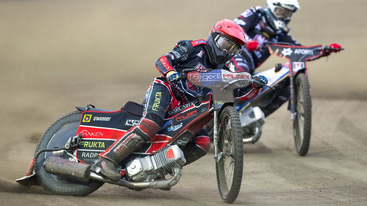 2021.04.12 Ostrow Wielkopolski Zuzel Speedway 2021 eWinner 1 Liga Zuzlowa Arged Malesa Ostrow - Aforti Start Gniezno N/z Frederik Jakobsen (b), Oliver Berntzon (cz) Foto Marcin Karczewski / PressFocus 2021.04.12 Speedway 2021 eWinner First speedway leagueArged Malesa Ostrow - Aforti Start Gniezno N/z Frederik Jakobsen (b), Oliver Berntzon (cz) Foto Marcin Karczewski / PressFocus