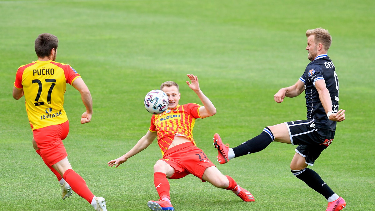 Mateusz Spychała (Korona Kielce) i Christian Gytkjaer (Lech Poznań)