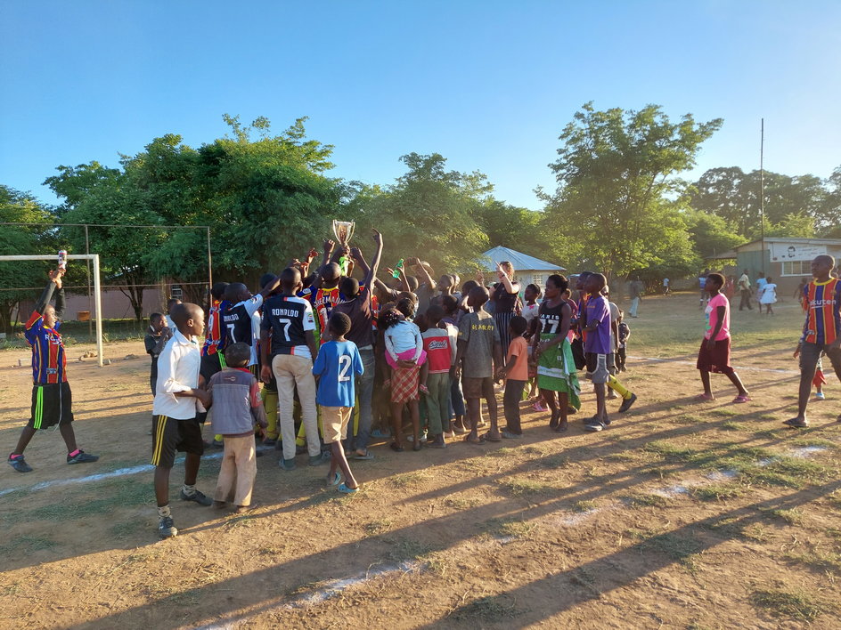 Dzieci z Don Bosco Children’s Home świętujące triumf w zawodach szkolnych