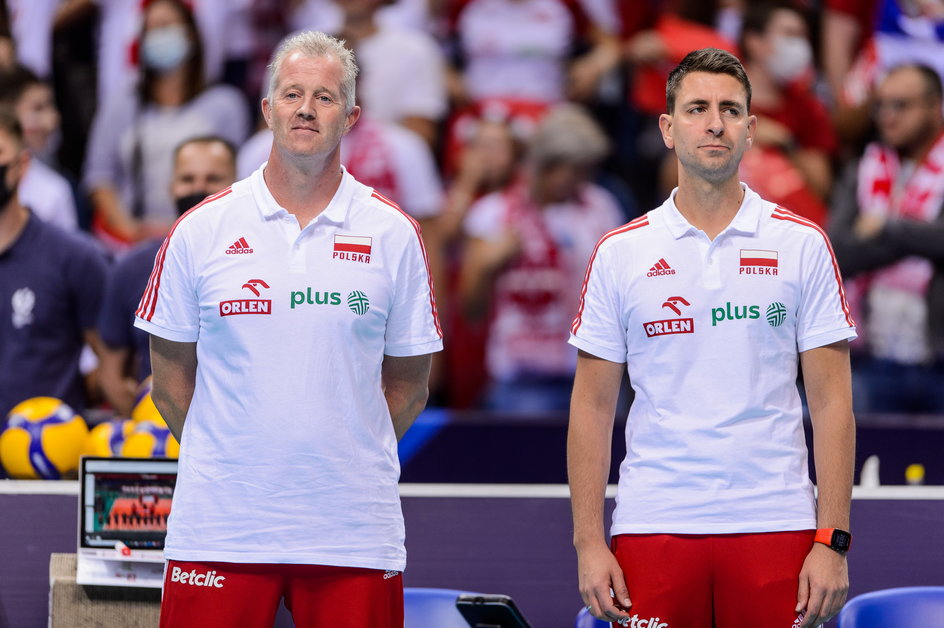 Michał Mieszko Gogol (po prawej) i Vital Heynen w czasie pracy z reprezentacją Polski siatkarzy. Zdjęcie z mistrzostw Europy w 2021 r.
