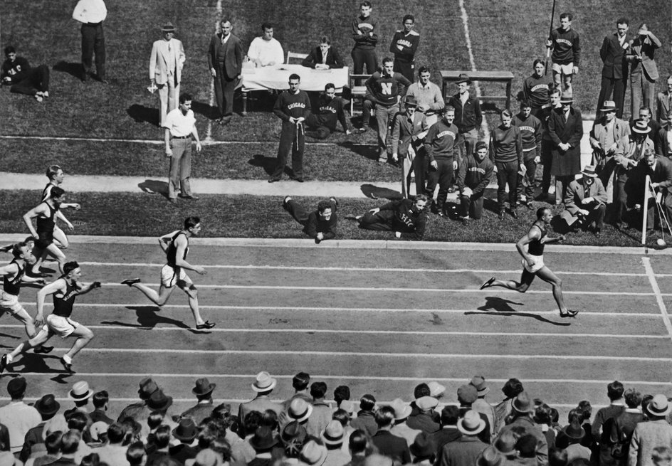 Jesse Owens w czasie zwycięskiego biegu