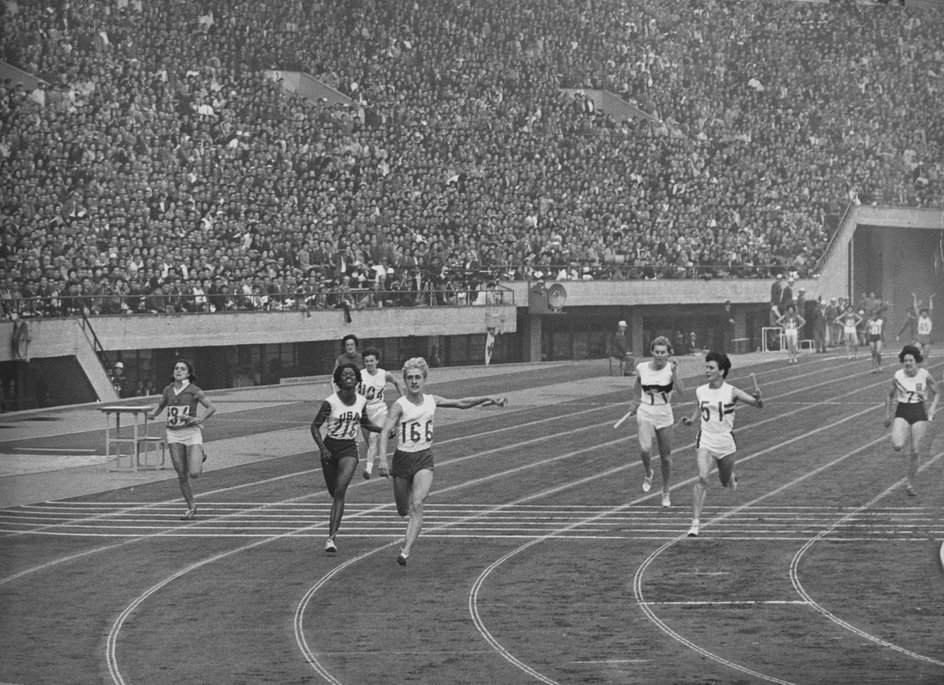 Polki wywalczyły złoty medal w sztafecie 4x100 m, wyprzedzając Amerykanki (srebro) i Brytyjki (brąz). Ewa Kłobukowska na mecie biegu sztafetowego. 