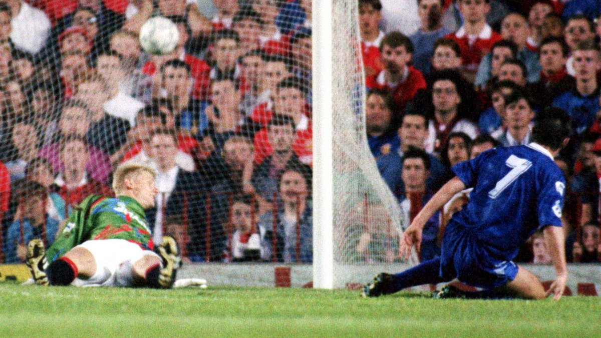 Robert Warzycha strzela gola Manchesterowi United w sierpniu 1992 r.