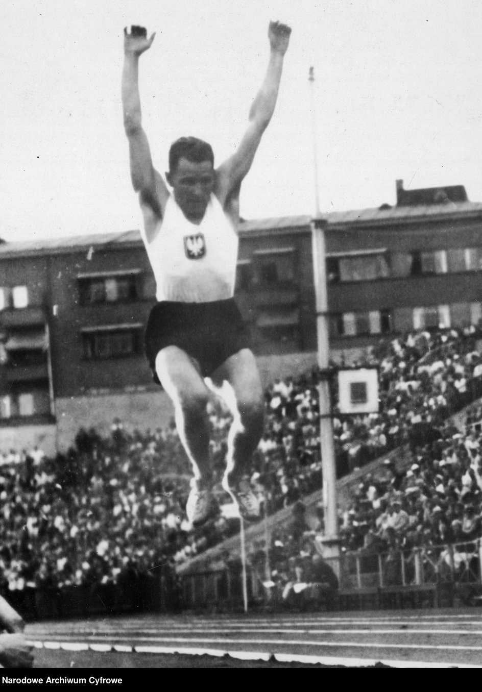 W igrzyskach olimpijskich w Berlinie w 1936 roku Karol Hoffmann startował w dwóch konkurencjach. Na zdjęciu podczas zawodów w trójskoku.