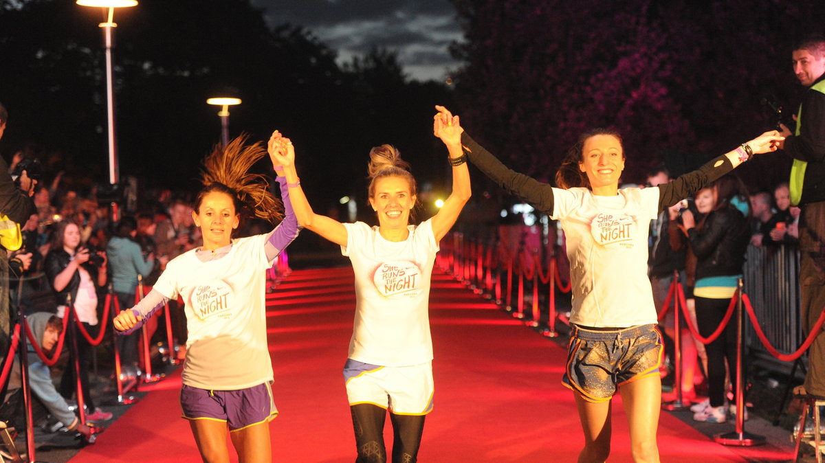 Iwona Lewandowska (C), Katarzyna Broniatowska (P) i Sylwia Ejdys (L) zameldowały się pierwsze na mecie ulicznego biegu kobiet She Run the Night na dystansie 5 km w Warszawie, wieczorem 30 bm. Wystartowało około 6000 zawodni