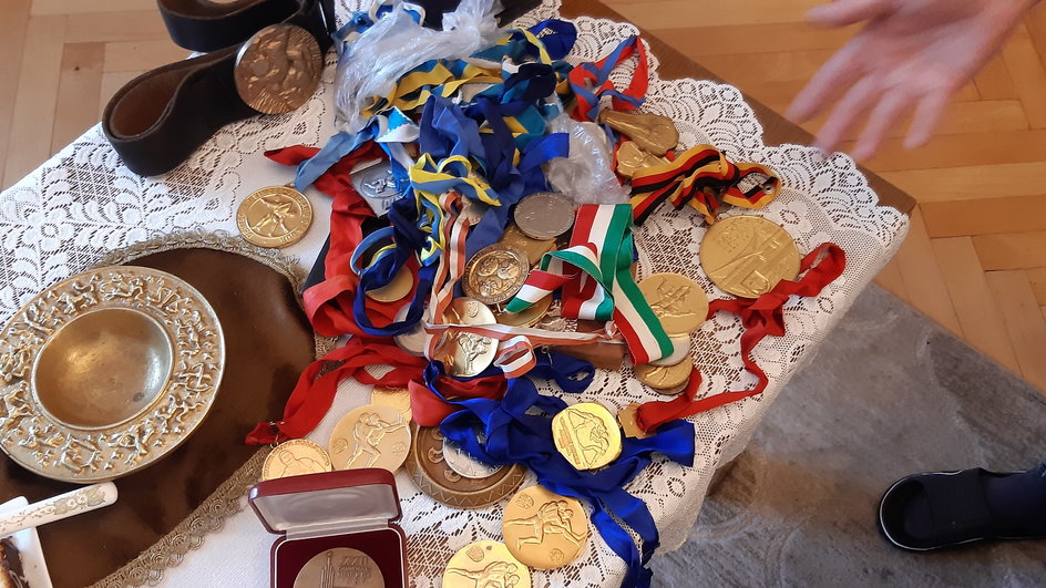 W domu Józefa Lipienia nie brakuje sportowych trofeów. Akurat te z fotografii zdobywał wyłącznie jego brak Kazimierz.