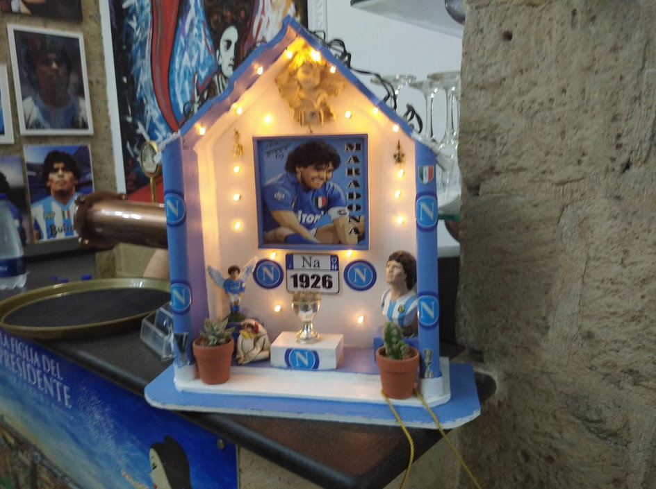 Kapliczka Diego Maradony w lokalu "La Figlia del Presidente"
