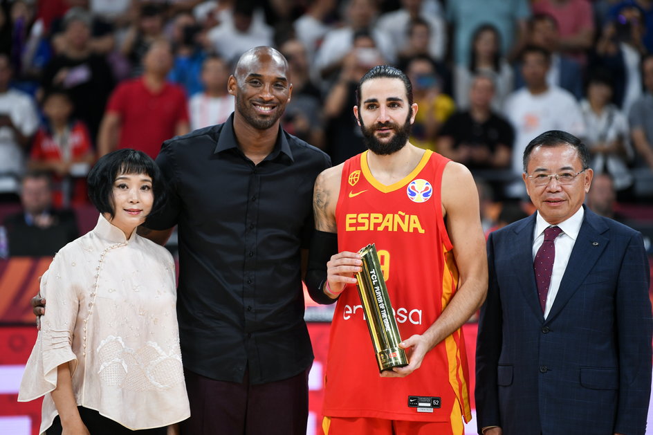 Ricky Rubio odbierał nagrodę dla MVP MŚ 2019 od Kobego Bryanta, który zginął rok później w wypadku helikoptera