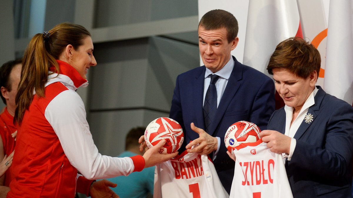 PIŁKA RĘCZNA KOBIET MŚ POWRÓT REPREZENTACJI POLSKI (Premier Beata Szydło minister sportu i turystyki Witold Bańka Karolina Kudłacz Gloc )