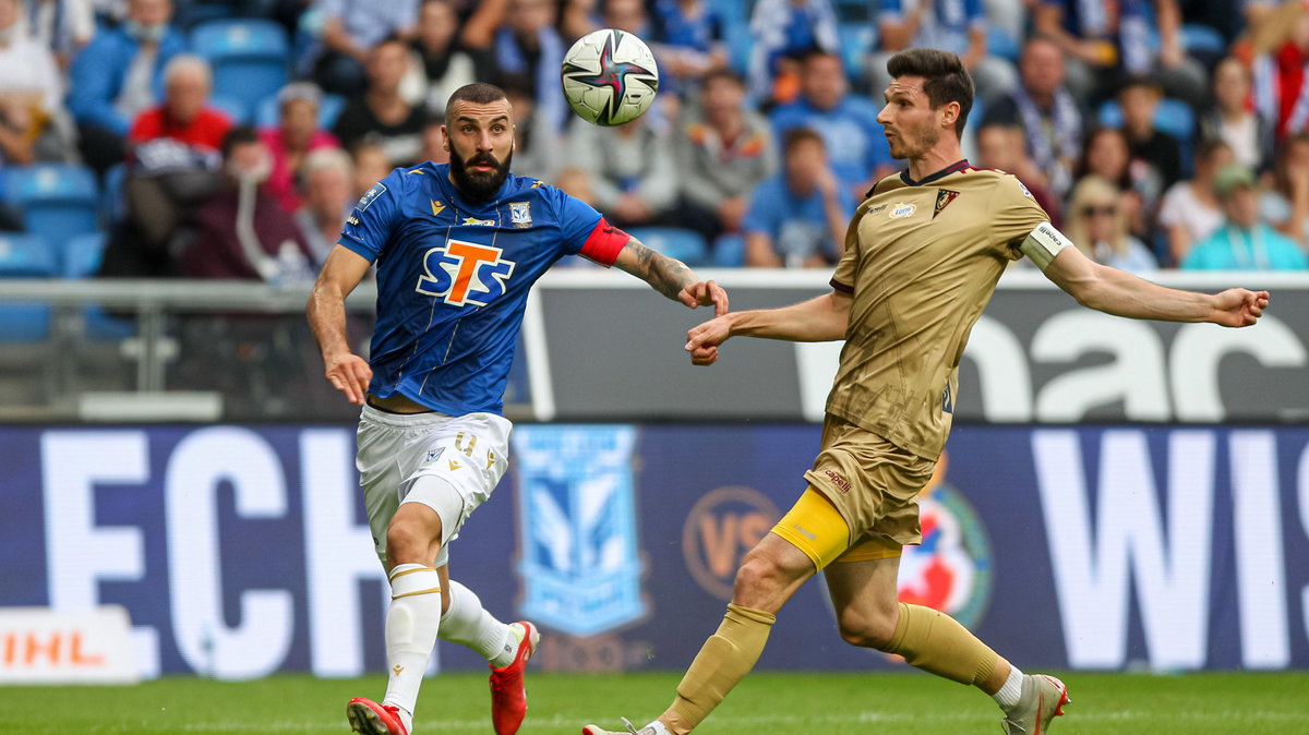 Mikael Ishak (Lech Poznań) i Benedikt Zech (Pogoń Szczecin)