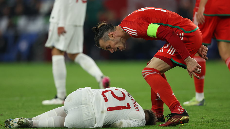 Nicola Zalewski i Gareth Bale podczas meczu Walia - Polska