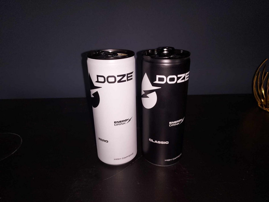 Napoje energetyzujące DOZE, Po lewej wersja Zero, po prawej Classic