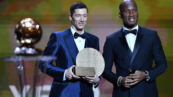 Robert Lewandowski i Didier Drogba podczas gali Złotej Piłki w 2021 r.