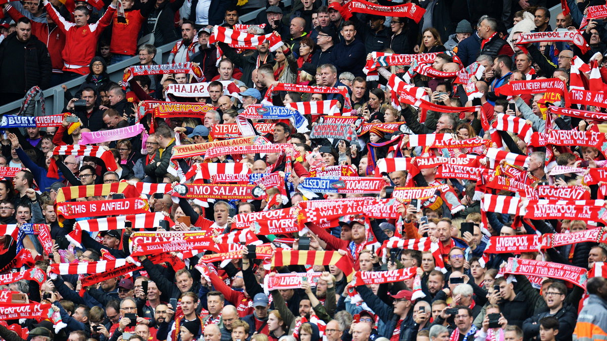 Od sierpnia trybuny Anfield i innych angielskich stadionów znów będą wypełnione kibicami