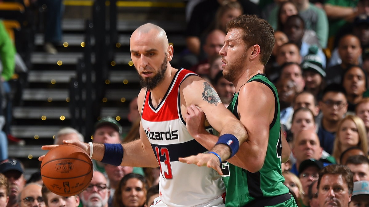 Marcin Gortat (L) w meczu z Boston Celtics