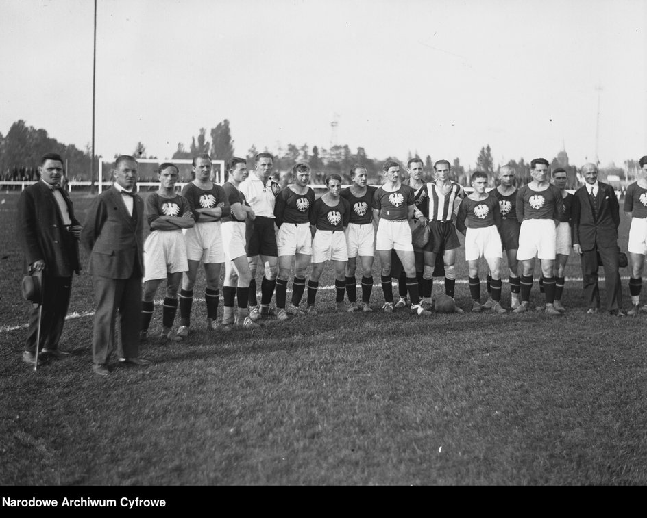 Drużyna Polski. Widoczni m.in.: bramkarz Stefan Domański, Władysław Karasiak (7. z lewej), Izydor Redler, Ludwik Schneider, Wacław Kuchar (10. z lewej), Bronisław Fichtel, Jan Durka, Zygmunt Steuermann, Mieczysław Batsch, kapitan Józef Garbień, Mieczysław Balcer, Franciszek Giebartowski (9. z lewej), trener Tadeusz Synowiec (w garniturze z prawej), prezes Lwowskiego Okręgowego Związku Piłki Nożnej Tadeusz Dręgiewicz (2. z lewej). 