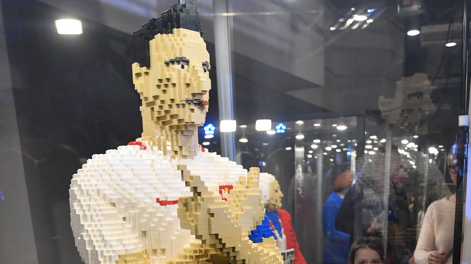 18119046 - WARSZAWA PGE NARODOWY LEWANDOWSKI KLOCKI LEGO (Robert Lewandowski z klocków Lego)