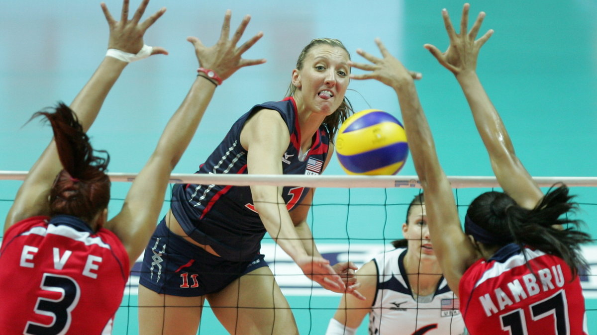 USA - Dominikana: Nicole Davis (w tle), atakuje Jordan Larson